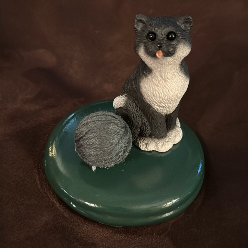 Byer’s Choice Christmas “The Caroler’s” Wilbur Tuxedo Cat Figurine